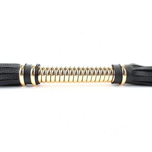 Чёрная плетка  из натуральной кожи с золотистой отделкой рукояти - БДСМ Арсенал - купить с доставкой в Якутске