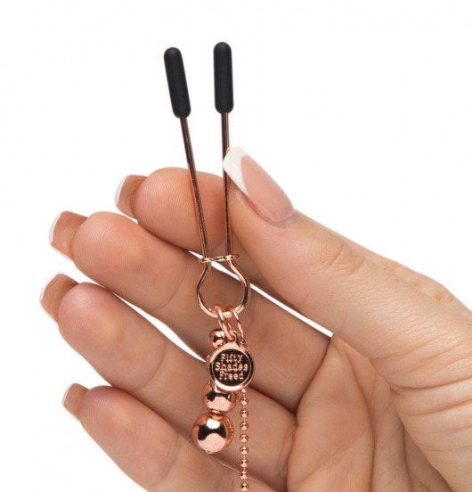 Золотистые зажимы для сосков и клитора All Sensation Nipple and Clitoral Chain - Fifty Shades of Grey - купить с доставкой в Якутске